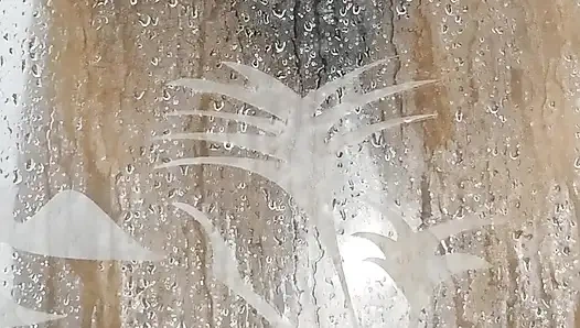 Ve iyi bir duş almak için bana eşlik edersen, ellerin kayıp