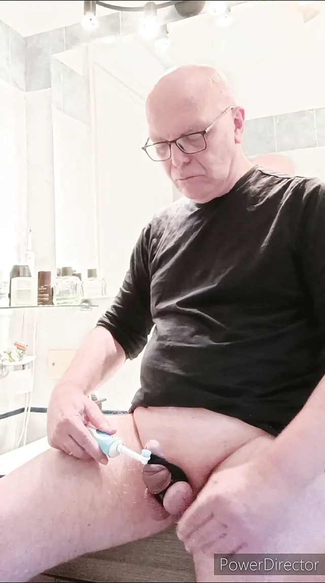küçük kafesli horoz ve diş fırçası