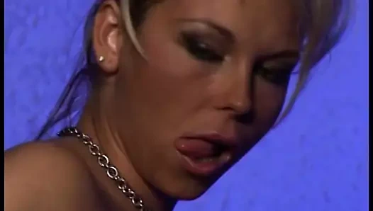 Busty bebek darbeler çük ve gets o içinde için harika orgazm