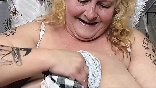 Yüzüne boşalana kadar ıslak ve dağınık bir sürpriz