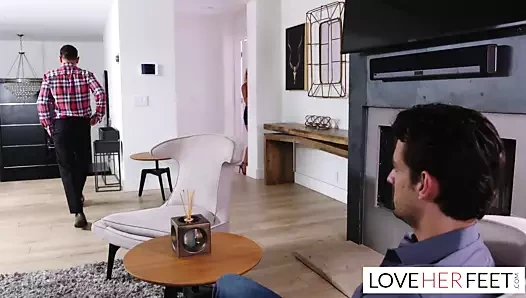 Kiara cole babasının ortağına sinsi bir footjob verir