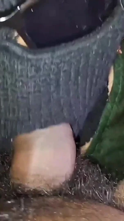 Kırmızı sari içinde alkışlanan teyze, aşkla dolu güzel ve romantik bir an yaratmaya yaklaşıyor anal seks | Klip 1