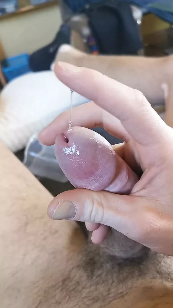 kanepede mastürbasyon ve cumming içinde bir fincan