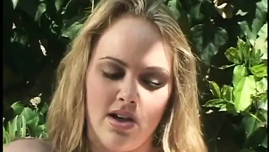 Güzel saçlı güzel Amber Peach amını parmaklarıyla dolduruyor ve ayak parmaklarına ve ayaklarına masaj yapıyor