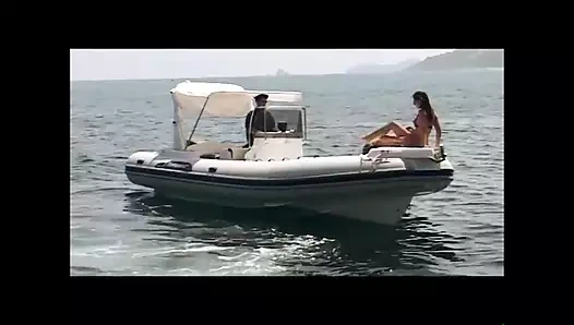 Genç sürtükler ve orta yaşlı seksi kadınlar yoğun sakso çekiyor ve lezbiyen mastürbasyon yapıyor (tam film)