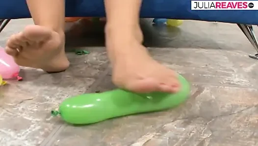 Ateşli kız dildoyla mastürbasyon yapıyor ve sonra sikiliyor ve boşalıyor