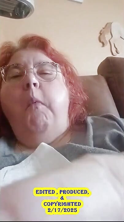 Hemşire Vicki burada öğle yemeği yiyor ve sonra lezzetli dondurmanın tadını çıkarıyor