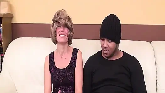 Evli Olgun Bir Kadın, Şehirden Genç Bir Adamla Porno Çekiyor