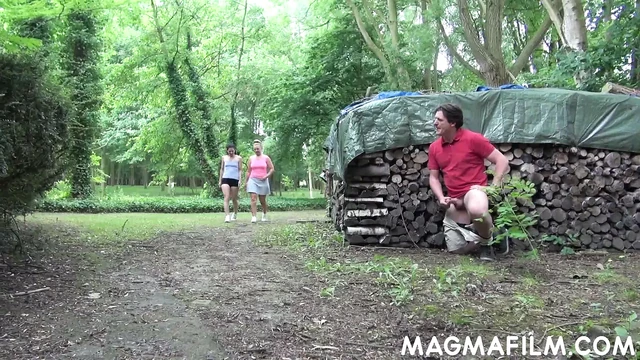 Две сексуальные телочки делят член на улице