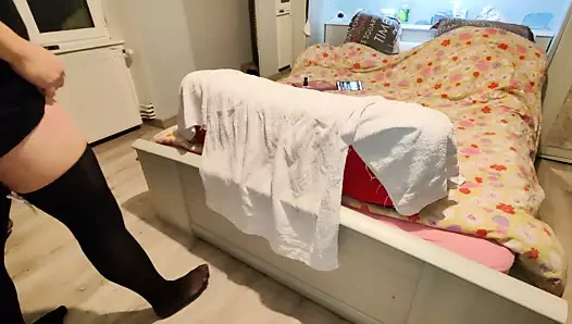 Tatlı kıçlı kız kıçından farklı kayışlar almayı seviyor