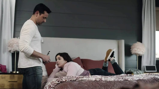 Üvey baba üvey kızını donduruyor ve onu birden fazla yüksek sesle inleyerek orgazm oluyor