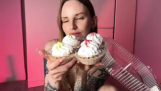 Ayaklarımla pastaları eziyorum ve dildoyla mastürbasyon yapıyorum