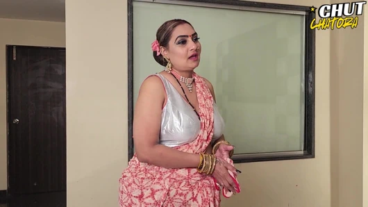 Ev sahibi ateşli hizmetçiyle sert sikişiyor tam Hintçe ses