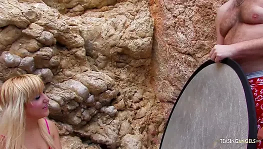 Erkek arkadaşı önce sahilde titty kahrolası seviyor