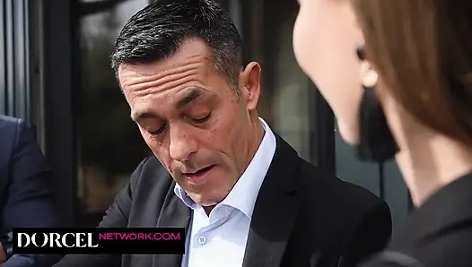 Seksi emlak uzmanının büyüsü altında