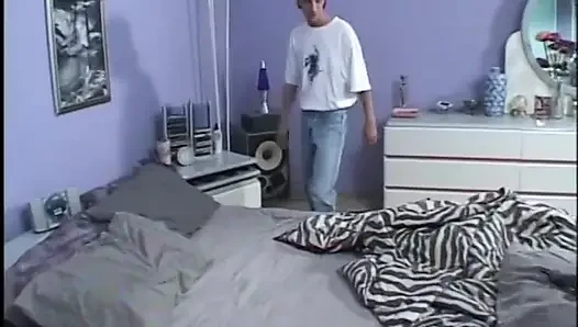 Wysoka blond macocha puma z małymi cyckami zostaje wbita przez pasierba