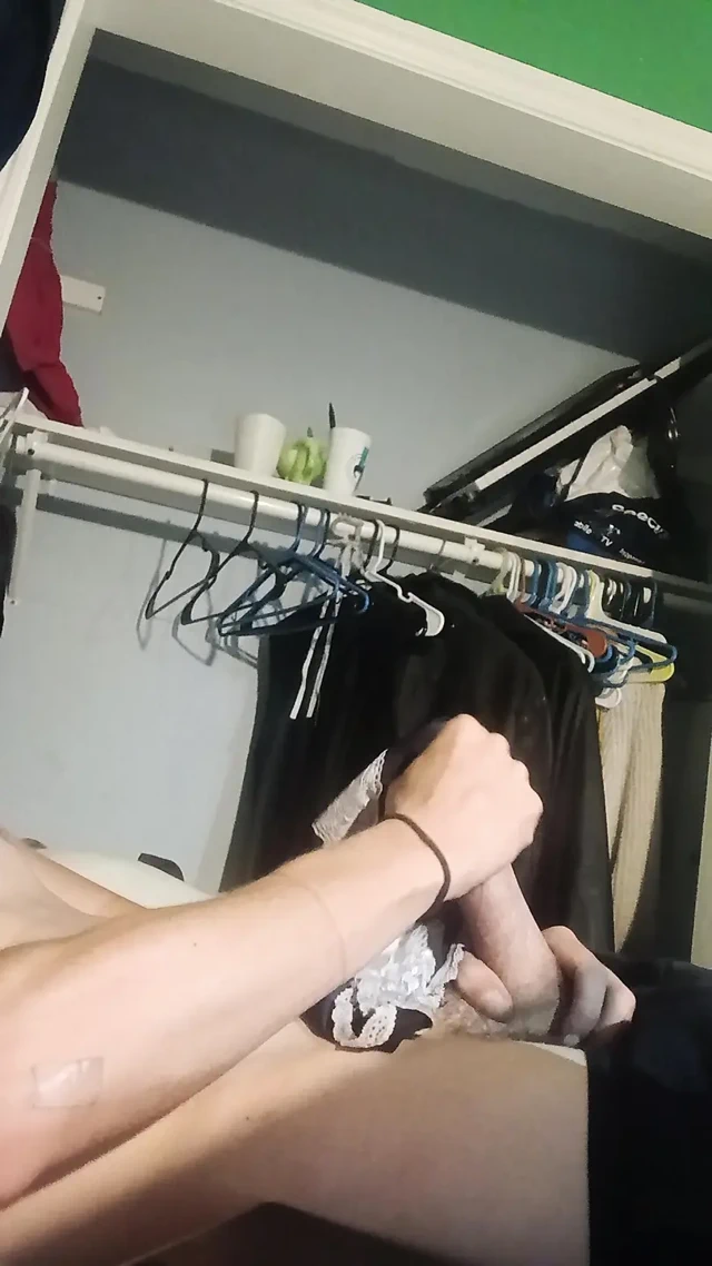 Ateşli adam külota mastürbasyon yapıyor