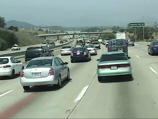 Dövmeli esmer fahişe minibüste edepsizce sikişmeye karar verdi