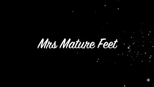 Mrs Mature Feet showing off her big mature boobs for all her Boob fans 417
