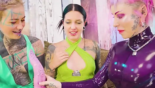 İki dominant gotik kızı mahvediyor - her deliğin derinliklerinde oyuncaklar