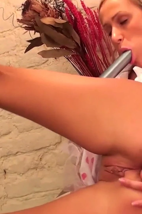 Yakalanan amatörler sahnesi 4 seksi sarışın hemşire götünde uzun bir dildoyla mastürbasyon yapıyor