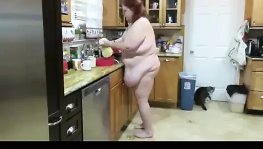 İstenilen video büyük şişman anne orta yaşlı seksi kadın onunla edepsizce konuşurken mutfağı süngeriyle temiziyor