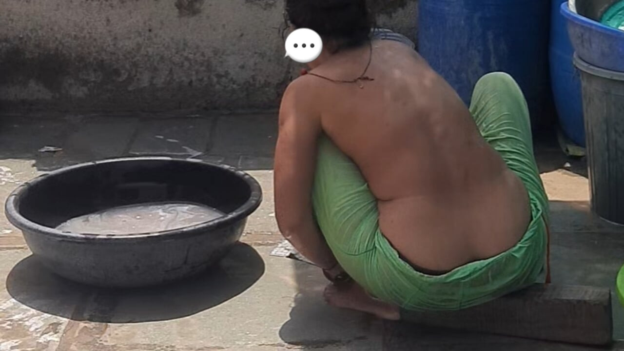 Üvey kızımın kızı bugün banyoda kırmızı taytla duş aldı ve tatilden sonra tamamen banyo yaptı