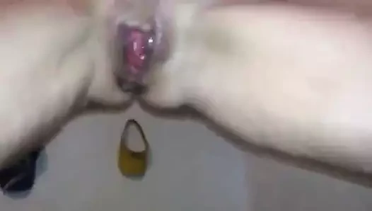 Rahatlama anı. Ateşli seksi evli kadın fışkırtarak orgazm olana kadar mastürbasyon yapıyor.