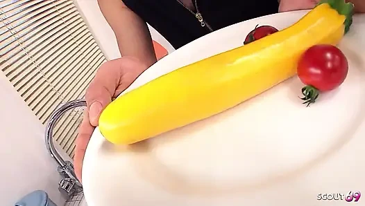 Asya temizlikçi bayan genç kız patronu tarafından baştan çıkarılıyor ve sıkı amından sikiliyor