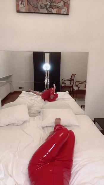 Вылижи масло, задница, танцуя в красном комбинезоне с жидкостью