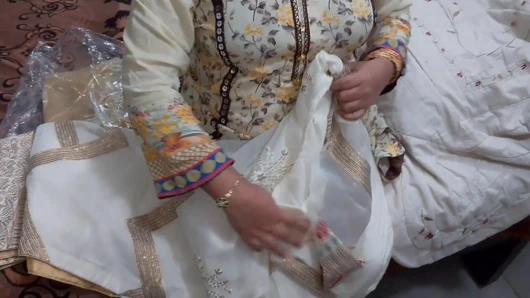 Üvey oğul üvey annesine yeni kıyafetler hediye etti - Hintli sikiş