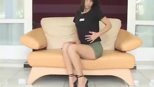 Debbie dildoyla götünü sikiyor