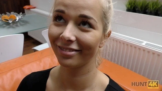 Hunt4k. avcı genç sarışını baştan çıkarmak için doğru anı yakalar