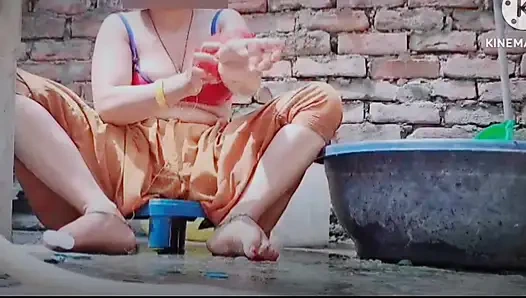 Sevimli yumuşak ateşli seksi video köyü ateşli kız banyo yapıyor