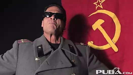 Rus kozmonot Nikita generalinden öğürme emri alıyor