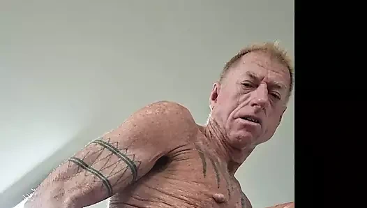 Soyunma odasında gösteri için striptiz ve dildolar