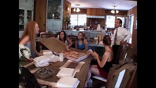 Audrey Hollander'ın yumuşak genç vücudu için sert bir çift penetrasyon