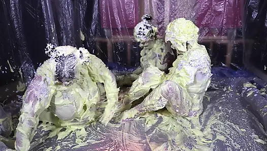 Cheyenne Hannah ve Skyler ile köpük eğlencesi