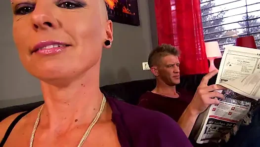 Kısa saçlı sarışın büyük yuvarlak götünden sikiliyor