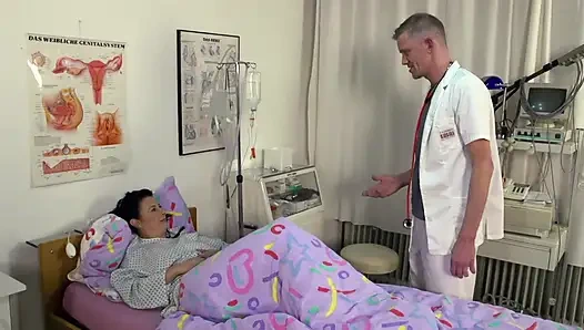 Dövmeli esmer doktor ofisinde sikiliyor