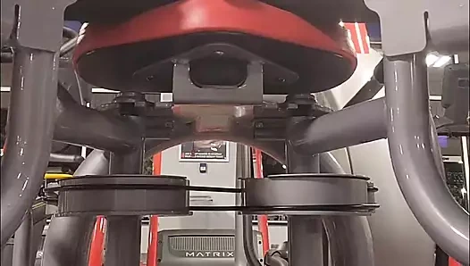 Spor salonunda sikişiyor