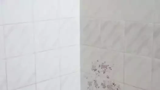 Banyoda hızlı mastürbasyon.