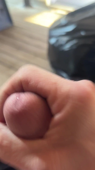 Destede mastürbasyon yapıyor ve boşalma