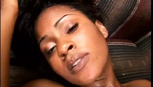 Siyah çift kanepede çılgınca makyaj