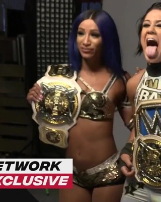 Wwe - sasha bankaları ve bayley takım unvanlarıyla poz veriyor