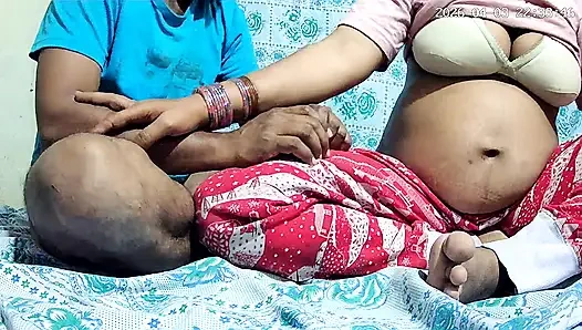 Hintli doktor ve hemşire köyde seks yapıyor