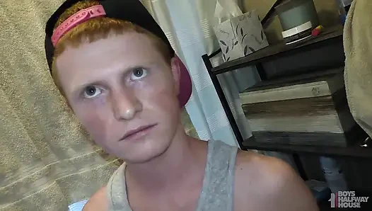 Ginger Twink aşağılayıcı sert prezervatifsiz sikişte banyo yalamaya hazır