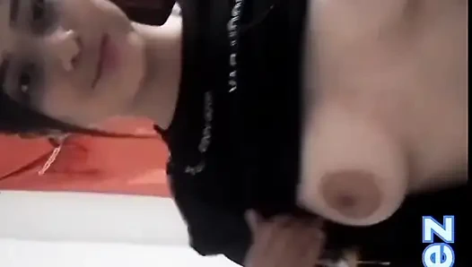 Kimse bakmadan bana sütünüzü verin ve sert sikin