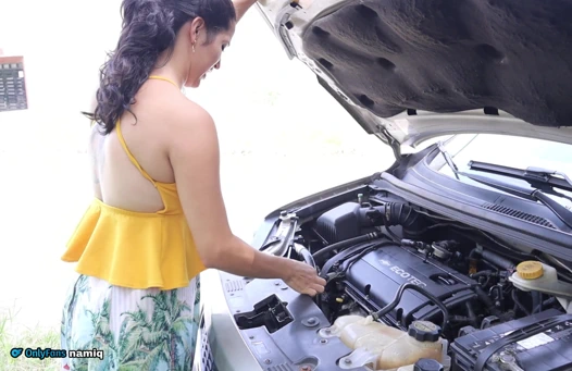 Tamirci ıssız bir yerde mahsur kalan evli kadını sikiyor