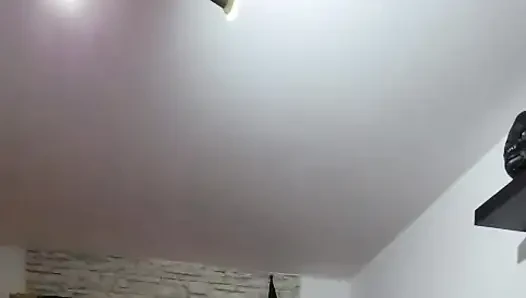Orta yaşlı seksi kadın amcığını parmaklıyor ve fışkırtarak orgazm oluyor